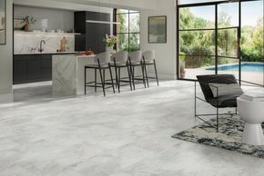 Heller Fliesenboden in moderner Küche